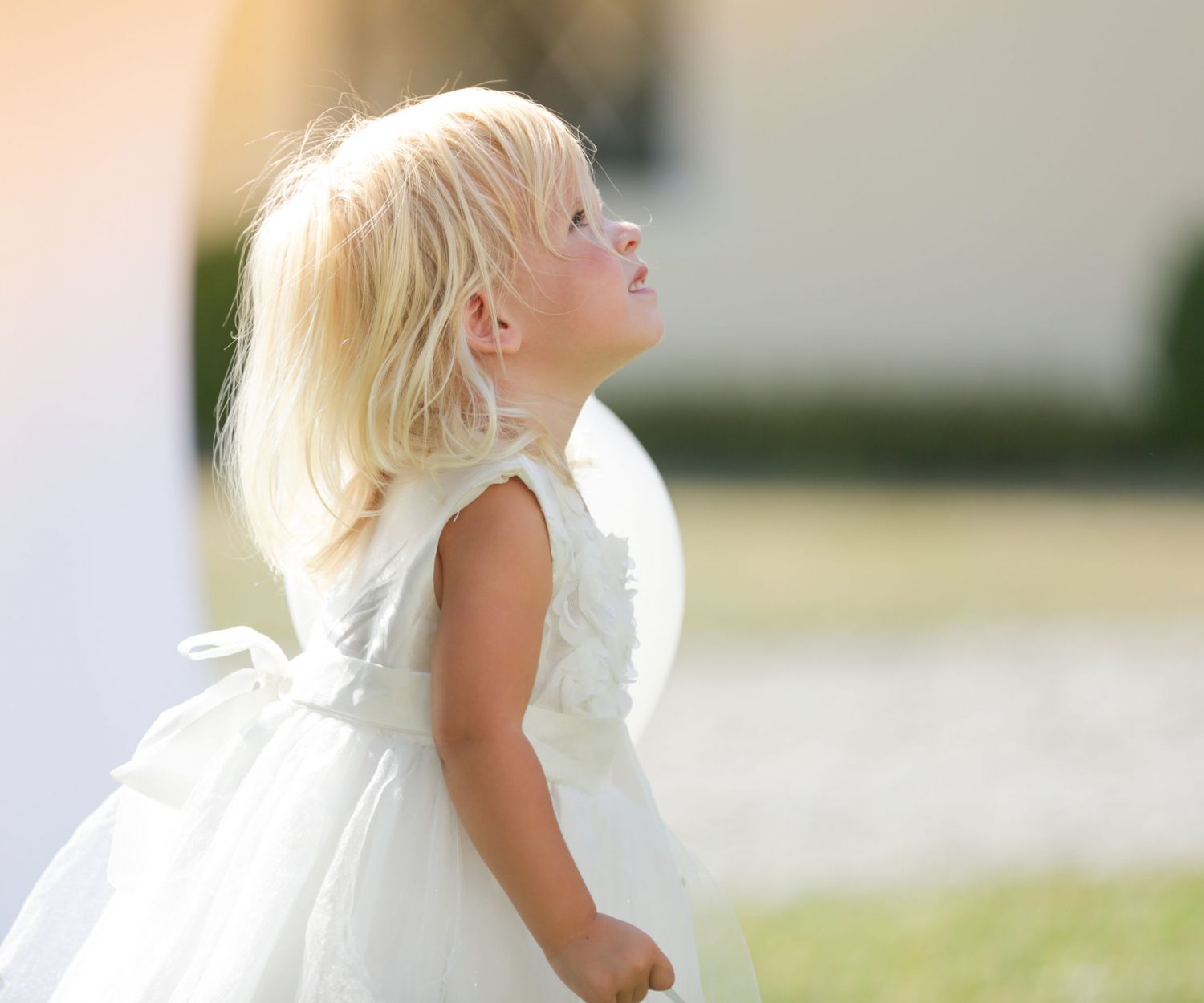 Während der Hochzeitsfeier den Luftballons nachschauen
